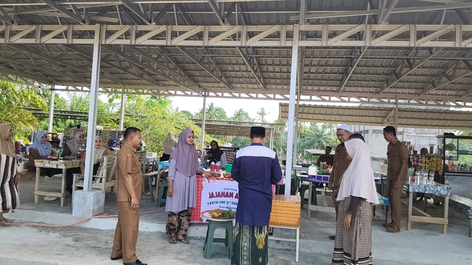 Tepung Tawar "Peusijuek" Kantin SMKN 1 Darul Aman: Simbol Berkah dan Kebersamaan