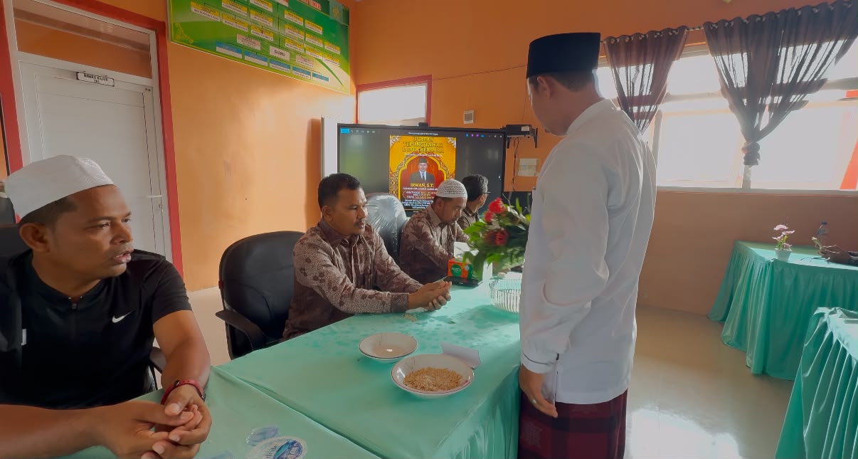 TEPUNG TAWAR (PEUSIJUEK) BAPAK IRWAN, S.T SEBAGAI KEPALA SEKOLAH SMKN 1 DARUL AMAN