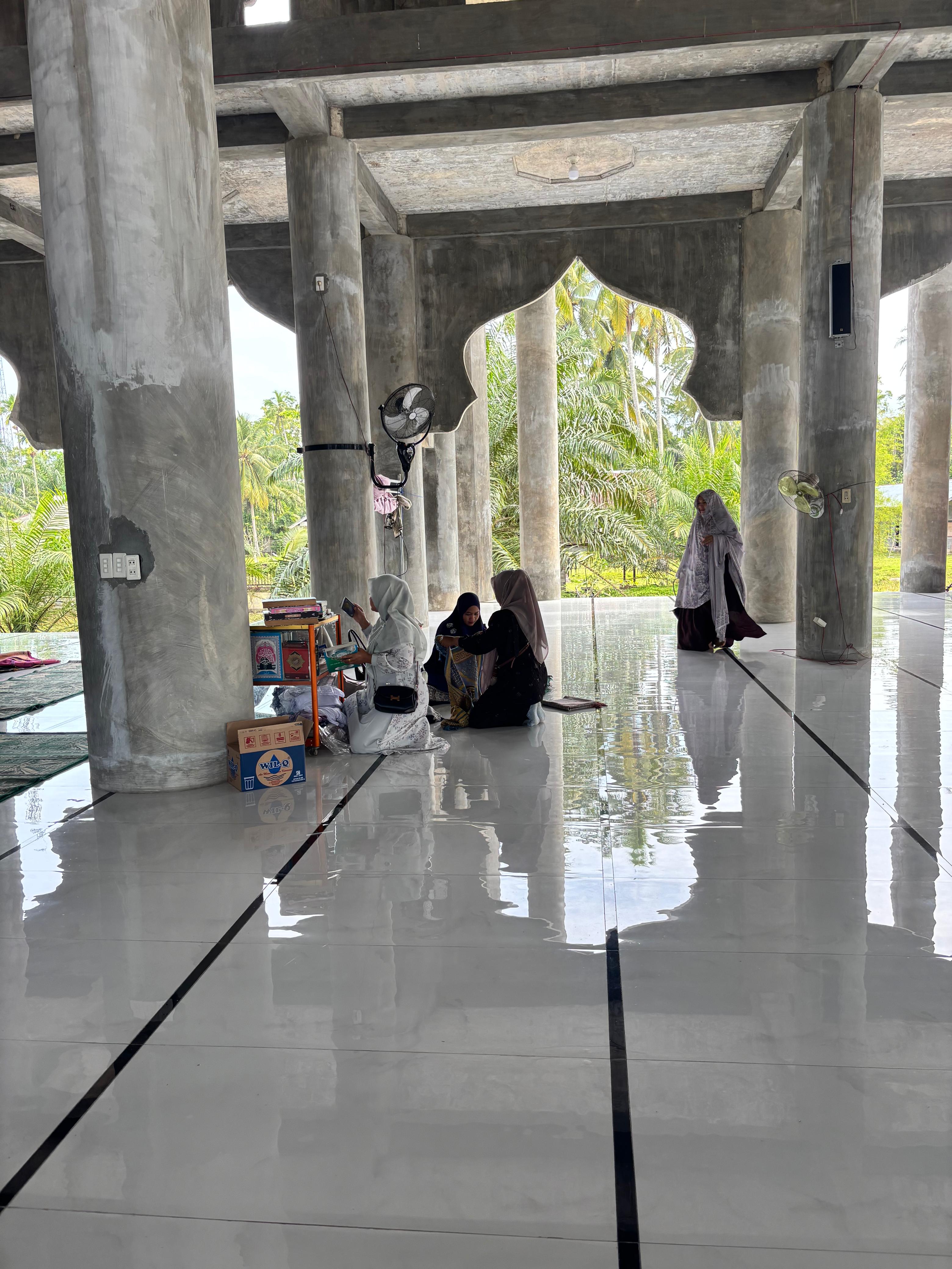 Wujudkan Kepedulian Lingkungan, SMKN 1 Darul Aman Gelar Gotong Royong di Masjid Al-Usmani pada 9 Ramadan 1447 H