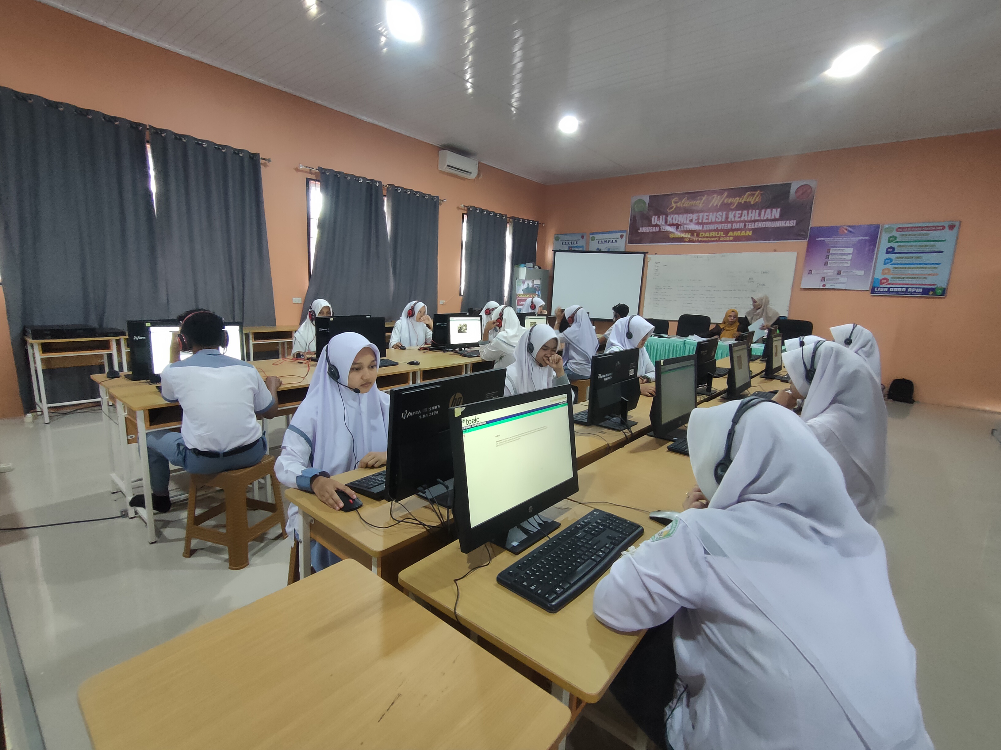 Ujian TOEIC SMKN 1 Darul Aman Berjalan Lancar, Dipantau Langsung Oleh Kepala Sekolah